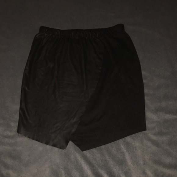 •Lily white• faux leather skirt - Picture 2 of 4